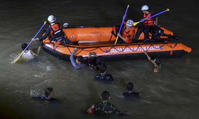 21 học sinh trượt ngã xuống sông trong lúc dọn rác, 11 em tử vong