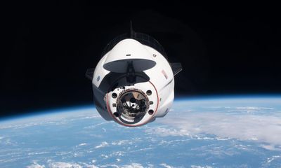 Tàu vũ trụ của SpaceX gặp sự cố rò rỉ nhà vệ sinh