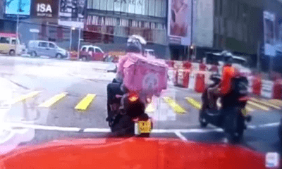 Video: Hết hồn khoảnh khắc ô tô vượt đèn đỏ, tông ngã hai shipper