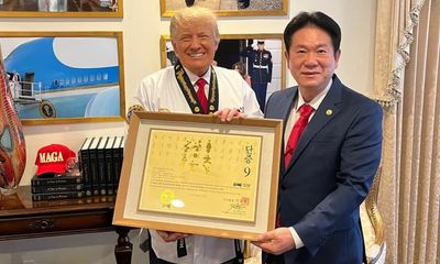 Cựu Tổng thống Trump nhận đai Taekwondo cấp cao nhất