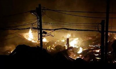TP.HCM: Nhà xưởng cháy lớn trong đêm, hơn 100 cảnh sát được huy động dập lửa