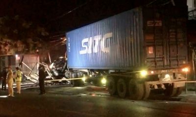 Tin tức tai nạn giao thông mới ngày 25/11: Container tông ô tô con đỗ bên đường, 2 người tử vong