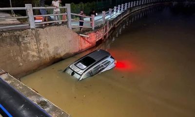 Tin tức tai nạn giao thông mới ngày 1/12: Ô tô 7 chỗ lao như tên, rơi xuống kênh nước ở Biên Hoà