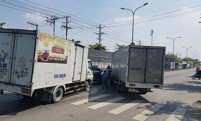 Tin tức tai nạn giao thông mới ngày 7/12: 3 ô tô tông liên hoàn, giao thông kẹt cứng ở Bình Tân