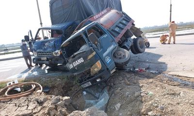 Tin tức tai nạn giao thông mới ngày 16/12: Hai xe tải va chạm tại ngã ba, tài xế văng khỏi ca bin