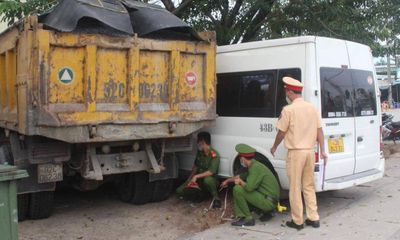 Tin tức tai nạn giao thông mới ngày 25/12: Xe tải, xe khách cùng lao vào nhà dân, nhiều người thoát chết
