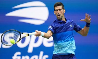 Australia tạm hoãn quyết định trục xuất Djokovic