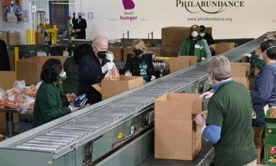 Vợ chồng Tổng thống Biden đóng gói thực phẩm hỗ trợ người khó khăn
