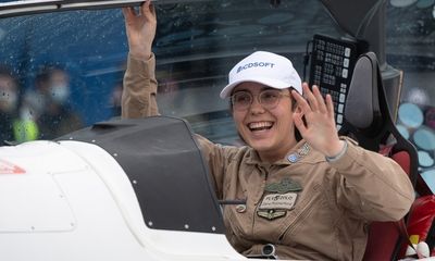 Nữ phi công lập kỷ lục bay vòng quanh thế giới một mình ở tuổi 19