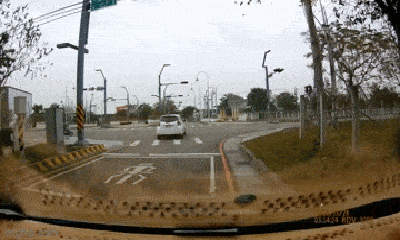 Video: Thót tim cảnh xe máy phóng nhanh, bị ô tô tông trúng ngay giữa ngã tư