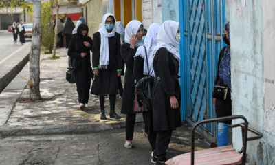 Taliban bất ngờ lật ngược quyết định, nhiều nữ sinh phải về nhà sau vài giờ tới trường