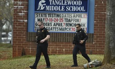 Mỹ: Học sinh trung học xả súng ngay tại trường khiến bạn học tử vong