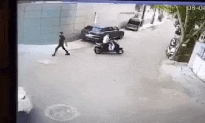 Video: Thót tim cảnh ô tô lùi xe 