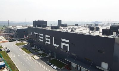 Tesla tạm ngừng sản xuất tại Thượng Hải do thiếu nguồn cung