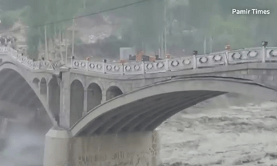 Video - Video: Kinh hoàng khoảnh khắc cây cầu bị dòng nước xiết cuốn trôi