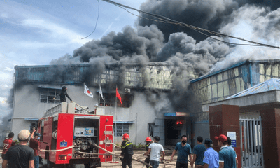 Ảnh: Hiện trường vụ cháy lớn tại công ty may ở Quảng Nam, hơn 15 xe cứu hoả được huy động dập lửa