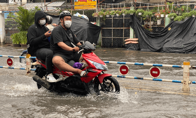 TP.HCM: Người dân bì bõm lội nước sau cơn mưa lớn