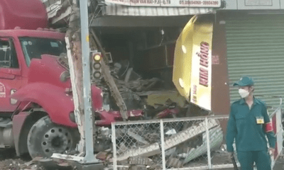 Tin tức tai nạn giao thông mới ngày 24/6: Xe container tông đổ dải phân cách, lao vào tiệm vàng trên đường