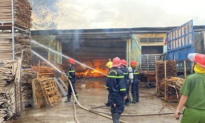 Bình Định: Khu công nghiệp Phú Tài xảy ra đám cháy lớn, một nhà xưởng đổ sập