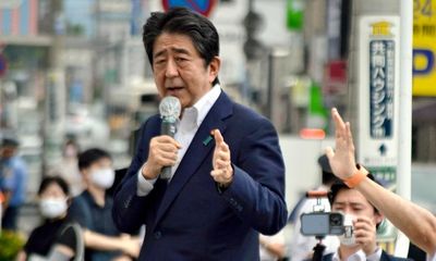 Cựu Thủ tướng Shinzo Abe vẫn tỉnh táo trên đường tới bệnh viện