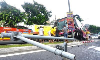 Tin tức tai nạn giao thông mới ngày 21/7: Xe khách chở 40 người tông vào trụ điện vì tránh xe máy