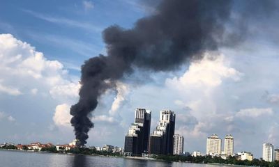 Cháy kho hàng ở Hà Nội, cột khói lớn bốc cao hàng chục mét