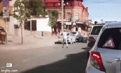 Video: Bị đề nghị ly hôn, chồng điên cuồng lái xe lao vào vợ ngay giữa đường phố