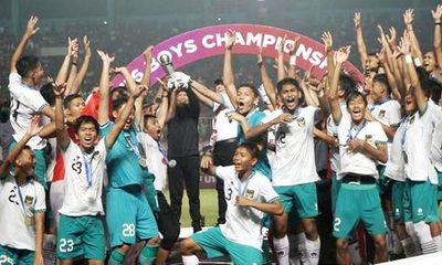 Bị chỉ trích ở buổi lễ nâng cúp giải U16 Đông Nam Á, bộ trưởng phụ trách thể thao Indonesia đổ lỗi cho AFF