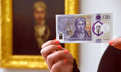Người Anh đổ xô đi đổi tiền giấy trước hạn chót