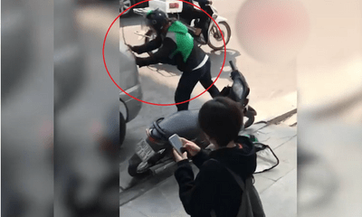 Hà Nội: Tài xế ô tô đâm xe máy rồi bỏ chạy sau cãi vã