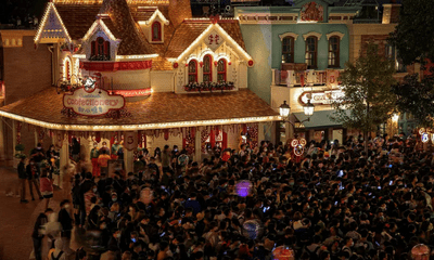 Disneyland Thượng Hải giữ du khách vì một ca COVID-19 