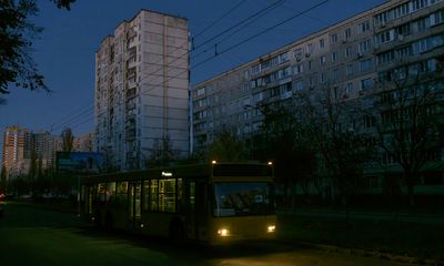 Cuộc sống 'trong bóng tối' tại thủ đô Kiev: Người dân chuẩn bị cho mùa đông khắc nghiệt