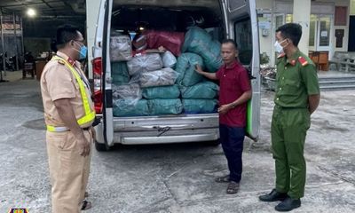 Tây Ninh: Bắt xe 16 chỗ vận chuyển 300 kg pháo lậu