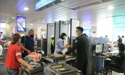 Giấu ma tuý ở bắp chân ở sân bay Tân Sơn Nhất, nam hành khách vẫn bị phát hiện
