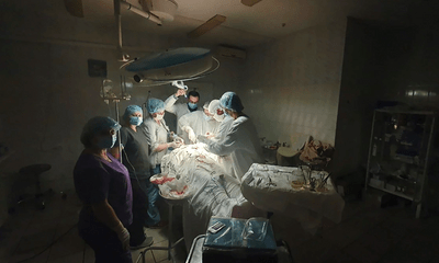 Bác sĩ Ukraine phẫu thuật dưới ánh đèn pin khi Nga tấn công lưới điện