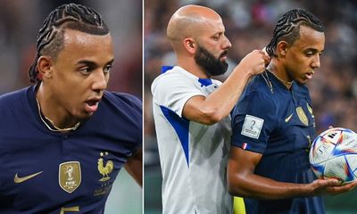 Cầu thủ Pháp cố ý đeo dây chuyền vàng khi thi đấu vì mê tín