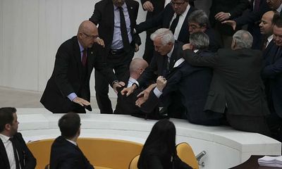 Thổ Nhĩ Kỳ: Một nghị sĩ nhập viện sau vụ ẩu đả ở quốc hội