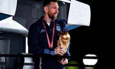 Argentina trả lại cúp vàng World Cup, chỉ mang bản sao về nước