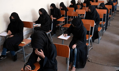 Taliban cấm phụ nữ Afghanistan đi học đại học