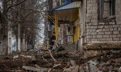 Nhân viên bưu điện mạo hiểm tính mạng phát lương hưu cho người già ở Siversk
