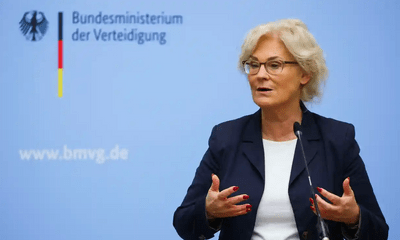 Bộ trưởng Quốc phòng Đức đệ đơn từ chức