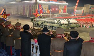 Triều Tiên phô diễn năng lực hạt nhân trong cuộc duyệt binh ICBM lớn chưa từng thấy