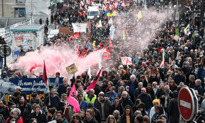Tổng thống Pháp vượt qua cuộc bỏ phiếu bất tín nhiệm bất chấp làn sóng biểu tình