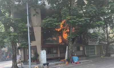 Cháy lớn ở quán cà phê trên phố cổ Hà Nội