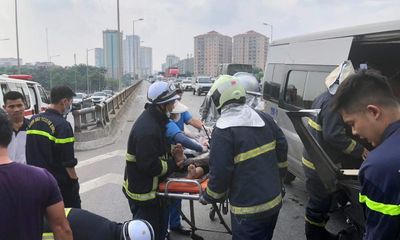 Giải cứu nạn nhân bị mắc kẹt trong cabin xe khách sau vụ tai nạn trên đường vành đai 3