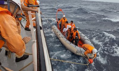 Tích cực tìm kiếm 2 thuyền viên mất tích trên biển