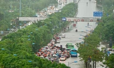 Nhiều tuyến đường ở Hà Nội ngập sâu sau cơn mưa xối xả