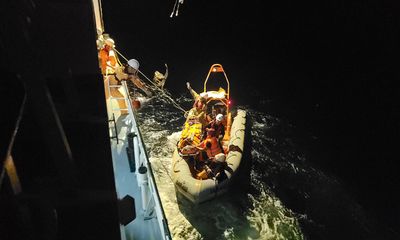 Kịp thời cứu sống thuyền viên bị đột quỵ trên vùng biển quần đảo Hoàng Sa