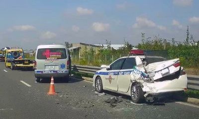 Xe cứu thương đâm vào xe CSGT đang làm nhiệm vụ trên cao tốc Trung Lương - Mỹ Thuận
