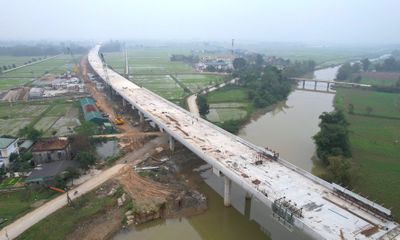 Hợp long nhịp đúc hẫng cây cầu đường bộ vượt sông dài nhất tuyến cao tốc Bắc - Nam
